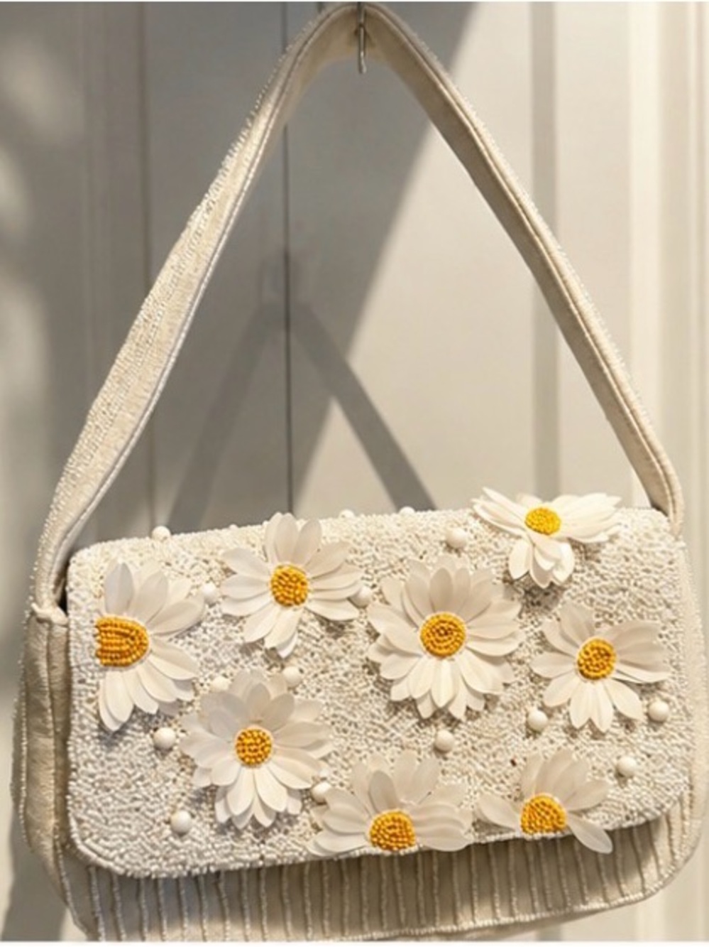🌼 A New Day White Beaded Daisy Shoulder Bag